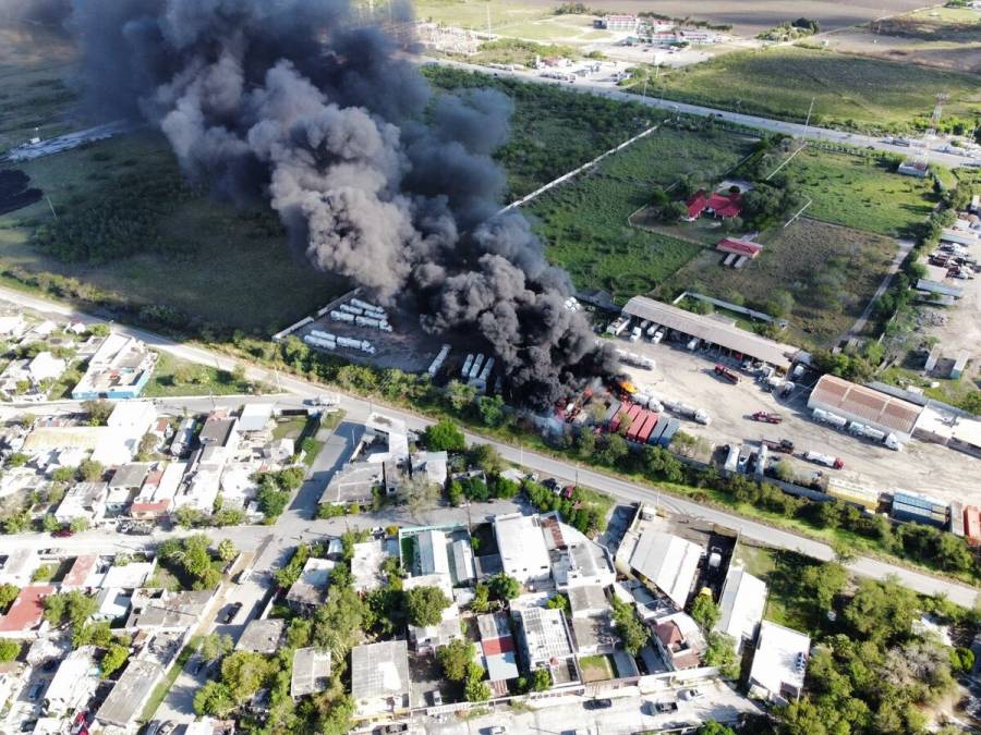 Se incendia base de pipas en Matamoros, Tamaulipas