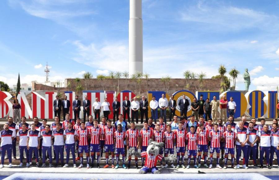 El Atlético de SLP brilla en el corazón de la capital con letras monumentales