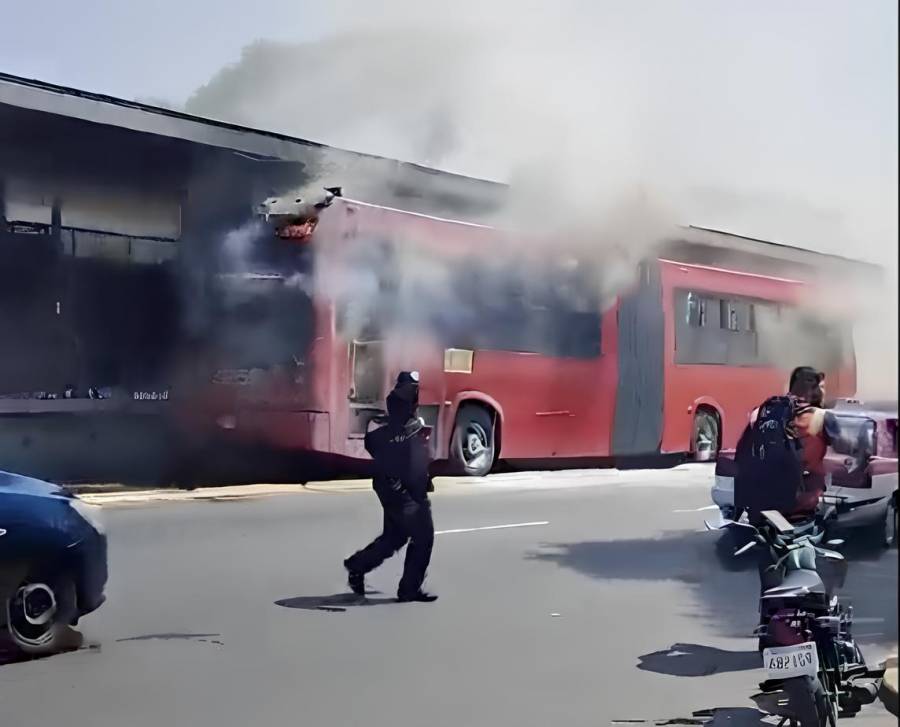 Unidad del Metrob&uacute;s se incendia en la estaci&oacute;n UPIICSA de la L&iacute;nea 2