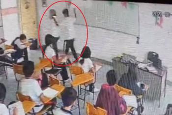 VIDEO: Alumno apuñala por la espalda a su profesora en Coahuila