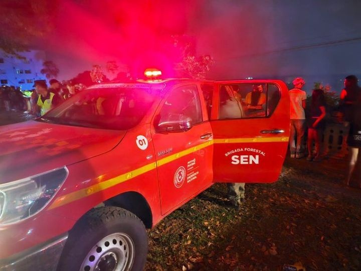 Bomberos controlan un gran incendio cerca al Congreso de Paraguay