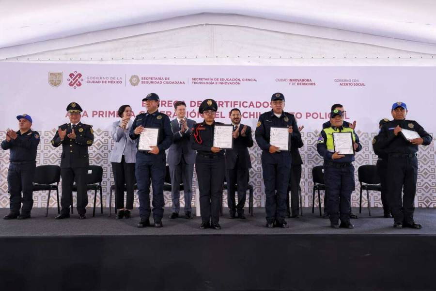 Entrega Martí Batres certificados a la primera Generación del Bachillerato Policial