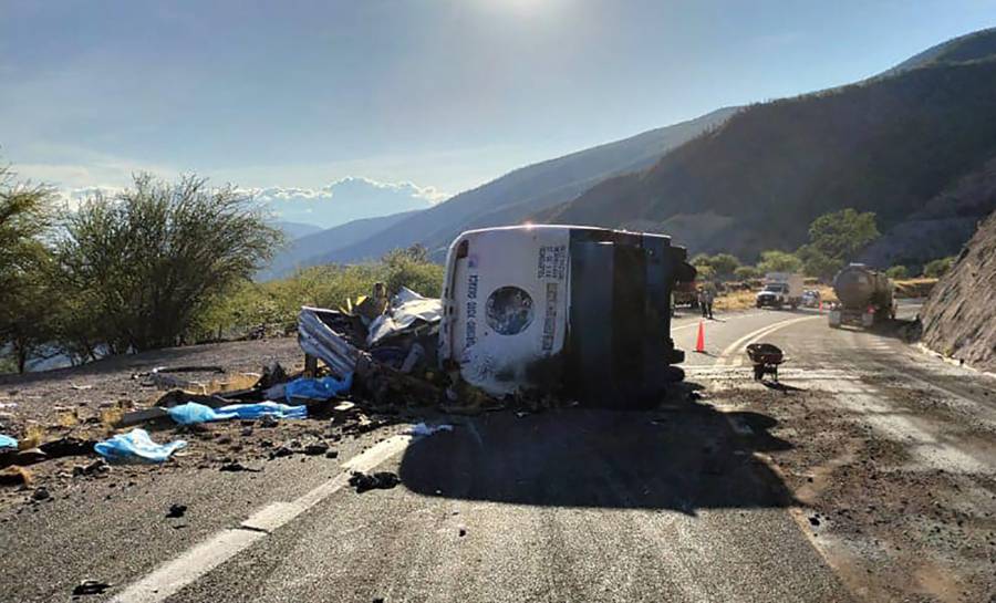 Mueren 18 migrantes de Venezuela y Haití en accidente de carretera en Oaxaca