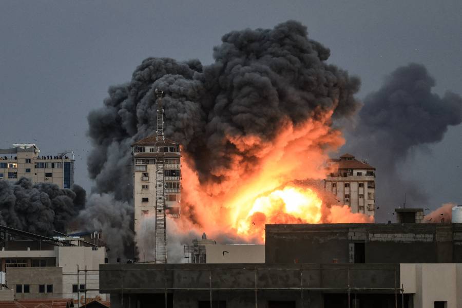 El ejército israelí destruye varios edificios en Gaza