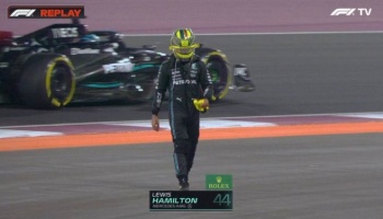 Los Mercedes chocan en el GP de Catar, Hamilton se retira