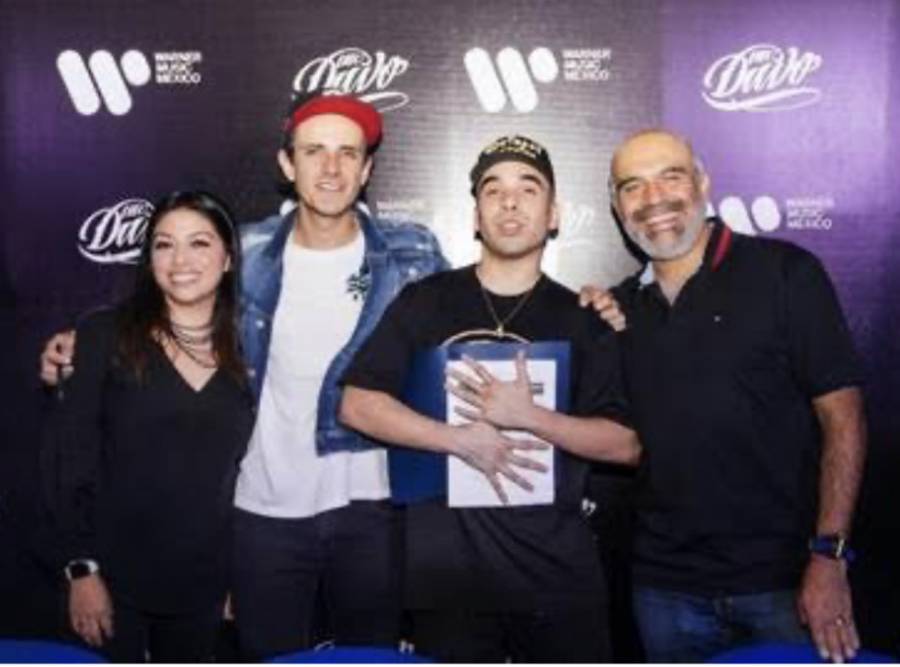 MC DAVO RENUEVA SU CONTRATO CON WARNER MUSIC MÉXICO