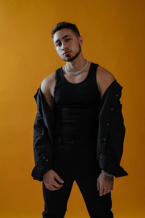 Aaantonio debuta con “El Hotel”, una fusi&oacute;n de reguet&oacute;n, latin trap y latin pop