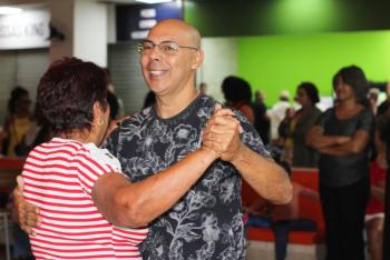Las canciones románticas en español perduran en los bailes de salón en Brasil