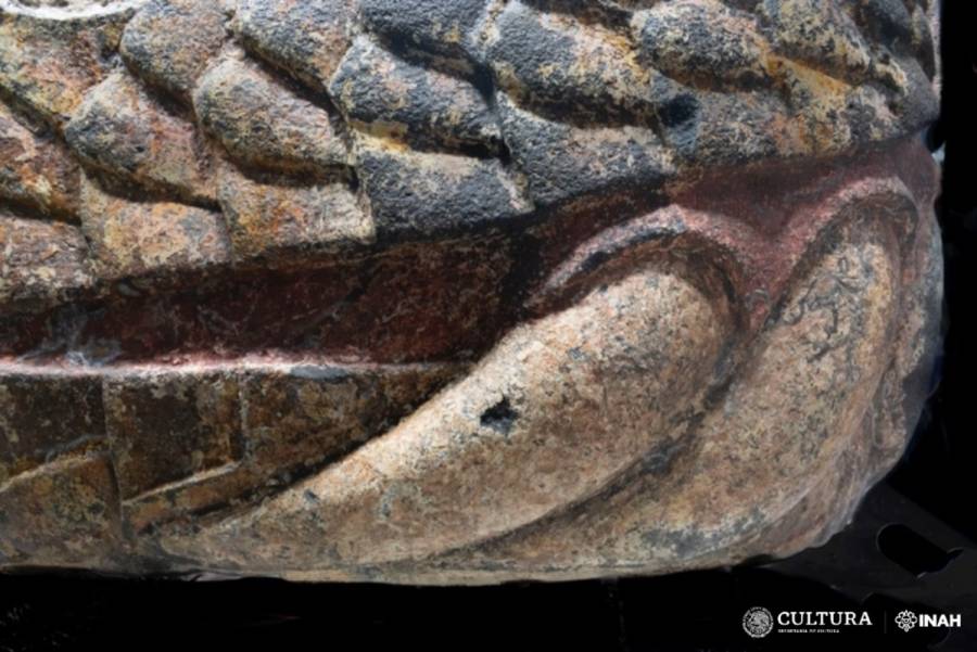 Expertos del INAH recuperan la policromía de una monumental cabeza de serpiente mexica