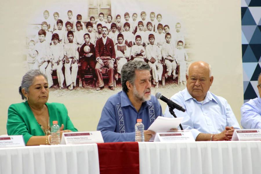 Líderes revolucionarios, con profundo respeto por el magisterio, las escuelas y los libros de texto: SEP