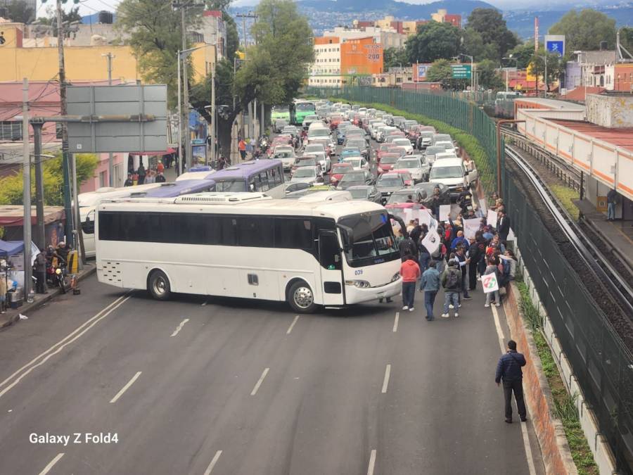 Bloqueo en calzada de Tlalpan: Protesta de integrantes del SME exige solución laboral