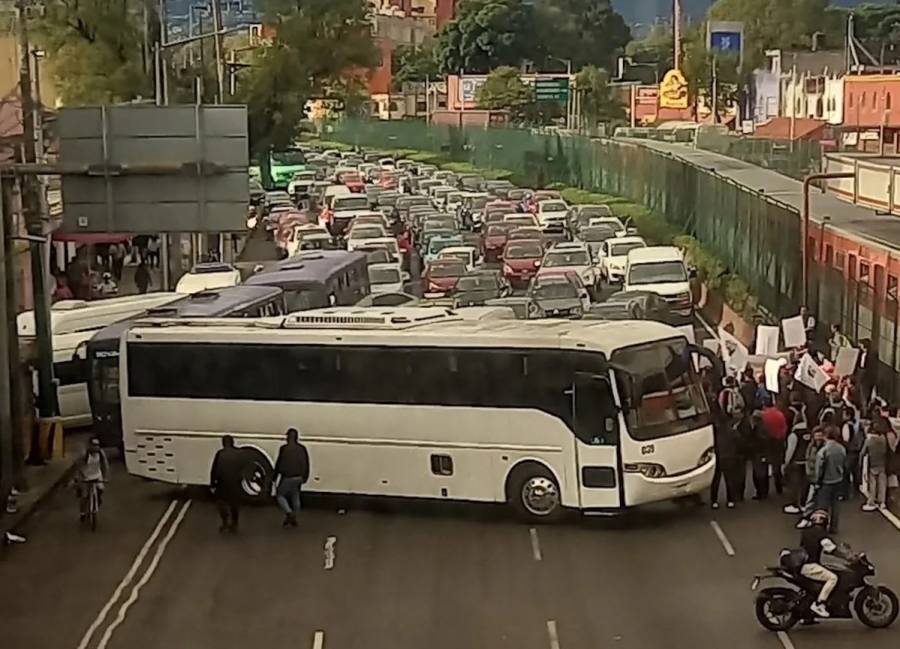 Manifestantes vuelven a bloquear Tlalpan y desquician la vialidad