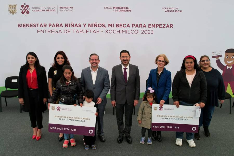 Batres entrega de tarjetas del programa 