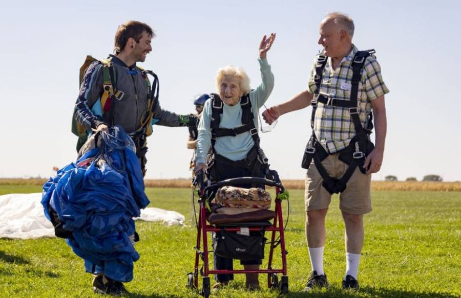 Dorothy Hoffner de Chicago: Posible récord de salto en paracaídas a los 104 años