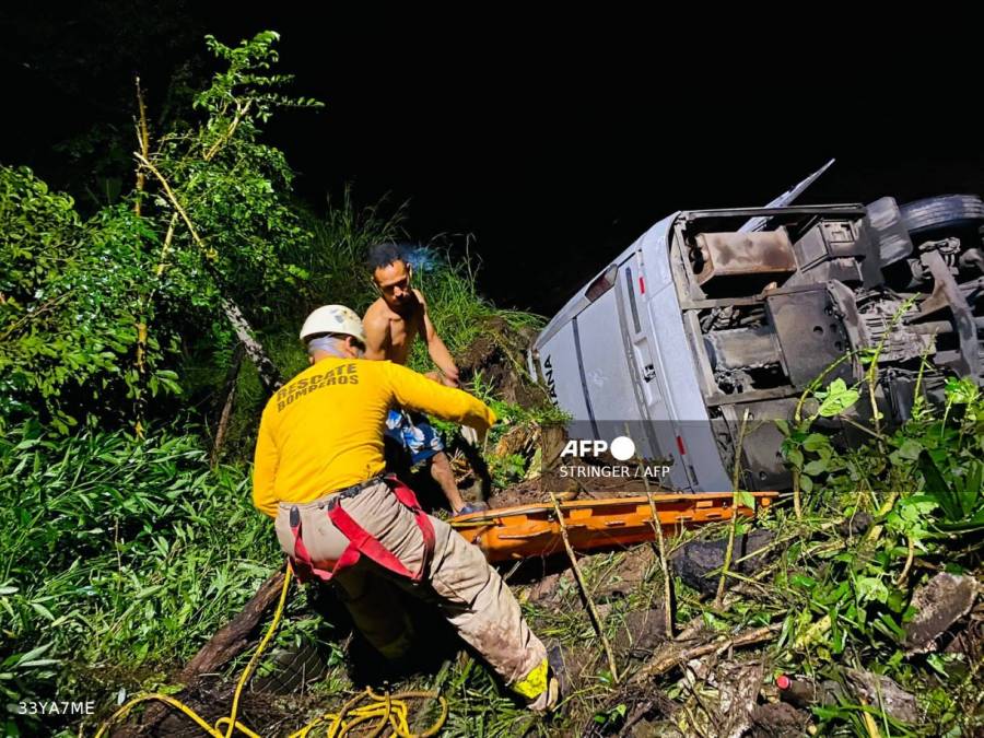 Al menos cuatro migrantes mueren al caer autobús en abismo en Honduras