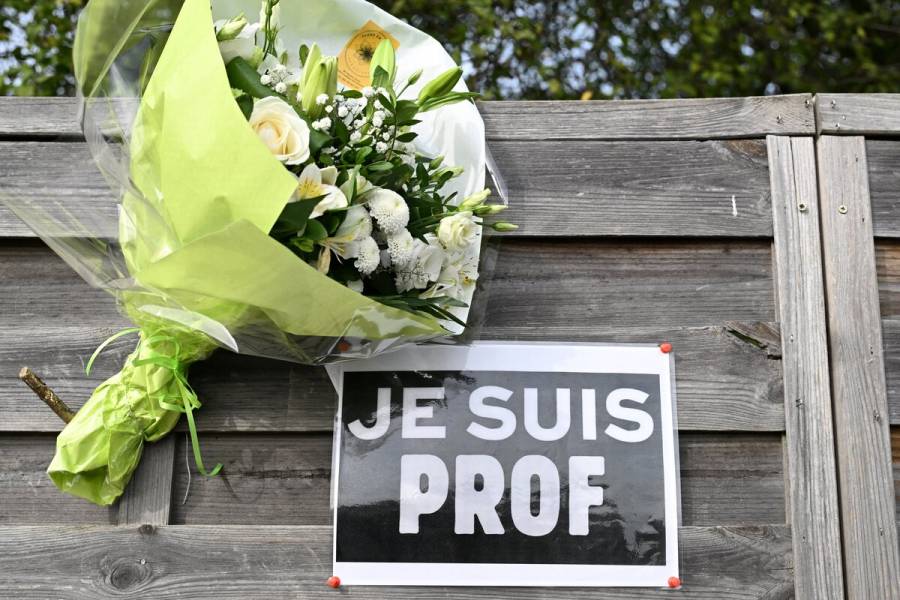 Francia rinde homenaje al profesor asesinado en un ataque islamista