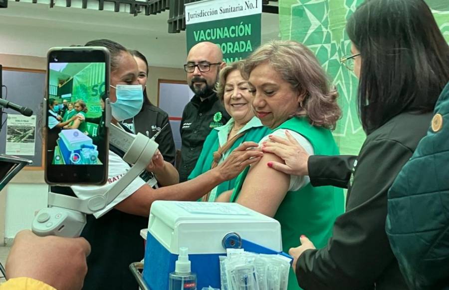 Inicia vacunación contra COVID-19 e influenza estacional