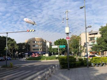 Zeppelin con list&oacute;n rosa contra el c&aacute;ncer de mama sobrevol&oacute; CDMX
