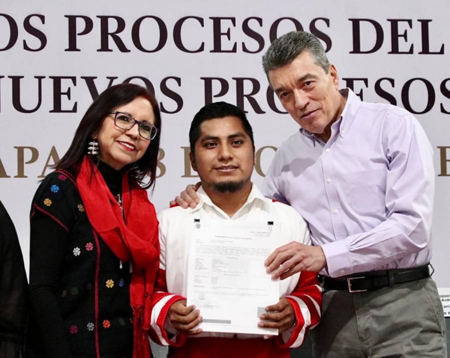 SEP y Chiapas entregan m&aacute;s de 8 mil plazas a docentes, directivos y supervisores