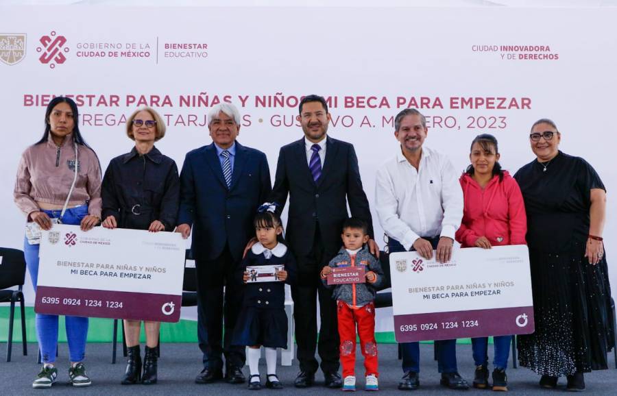 Entrega Batres segunda fase de programas escolares en Cuauhtémoc, GAM y Azcapotzalco