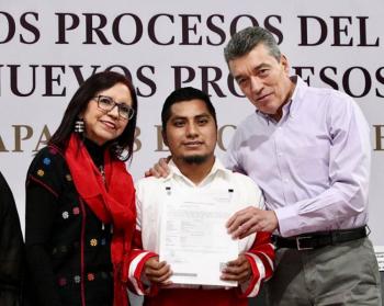 SEP y Chiapas entregan m&aacute;s de 8 mil plazas a docentes, directivos y supervisores