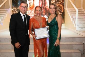 Ma&iacute;a recibe reconocimiento por su trayectoria en el Mes de la Hispanidad en EE.UU.