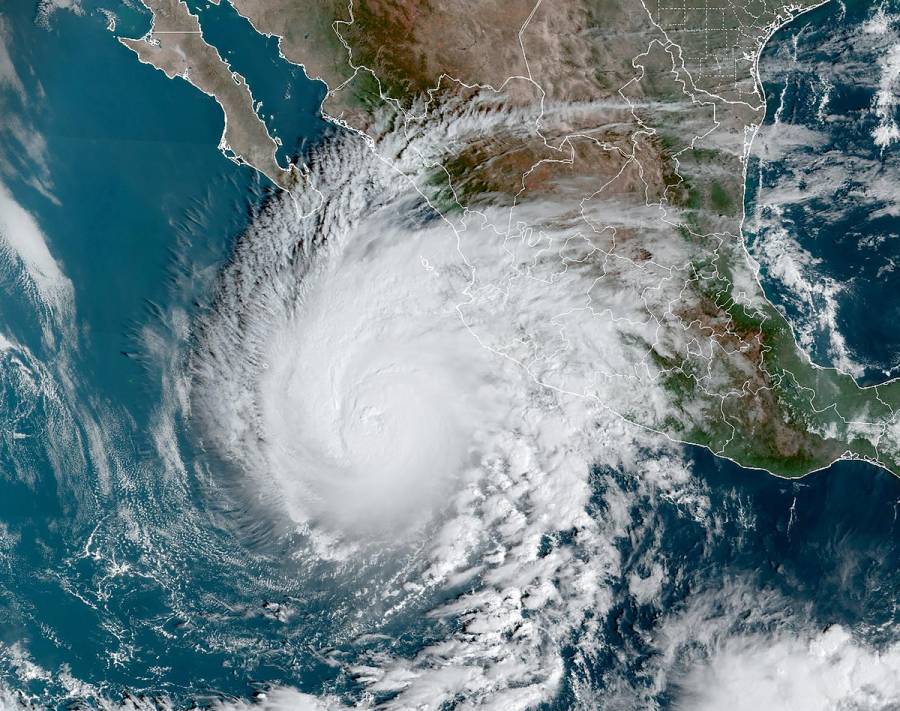 Huracán Norma se degrada a categoría 2 al acercarse al noroeste de México