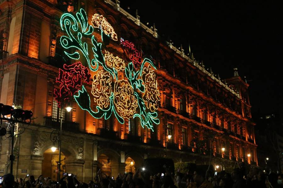 Instalan mosaicos luminosos del Día de Muertos en el Zócalo