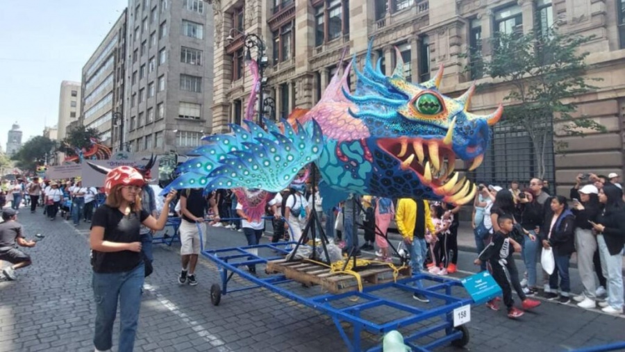 Colorido desfile de alebrijes recorrió la Ciudad de México