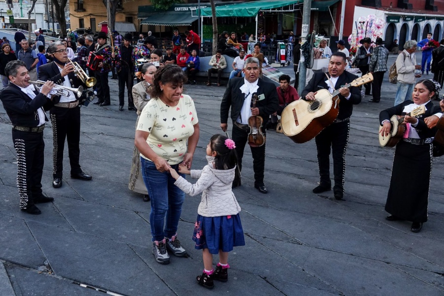 Madres mexicanas: maestras de idiomas y guardianas de tradiciones