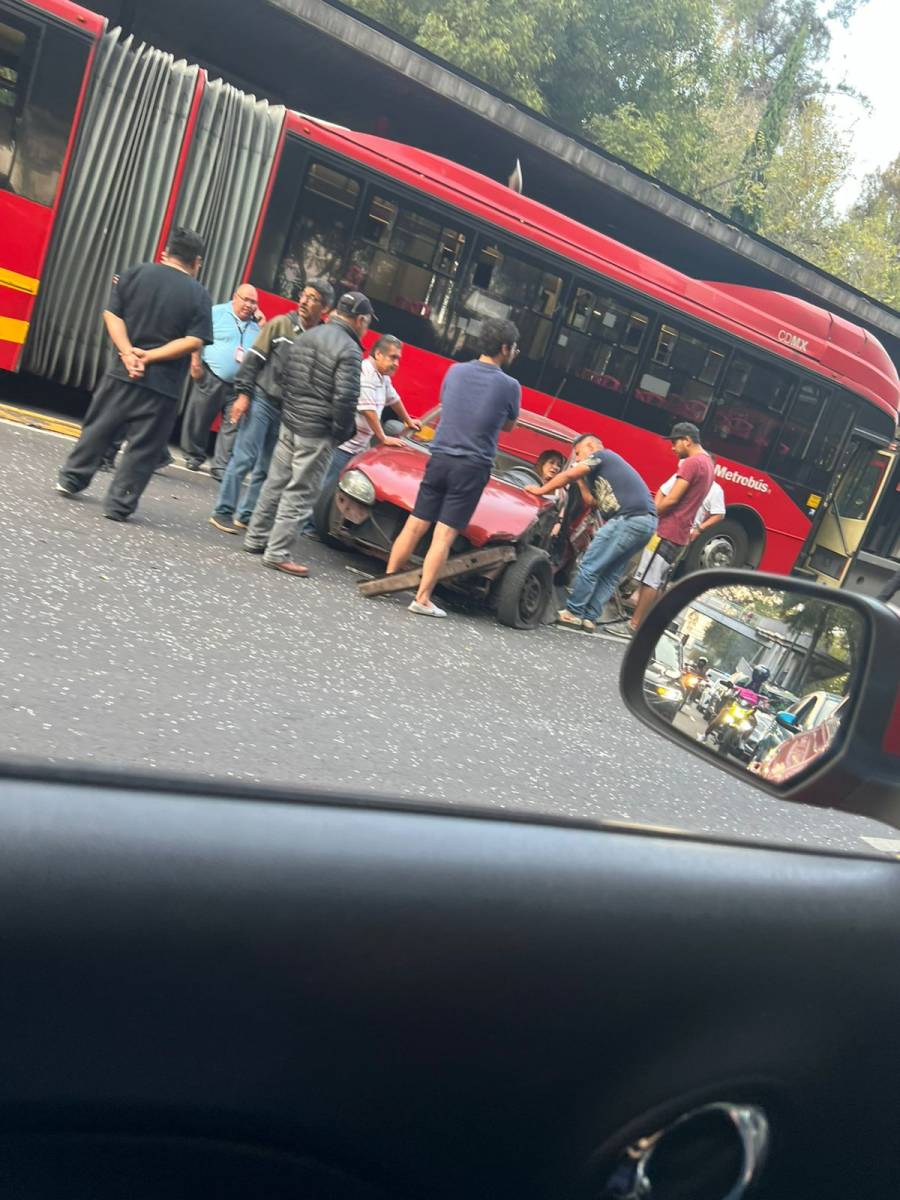 Se registra fuerte accidente a la altura de Metrobús Canela