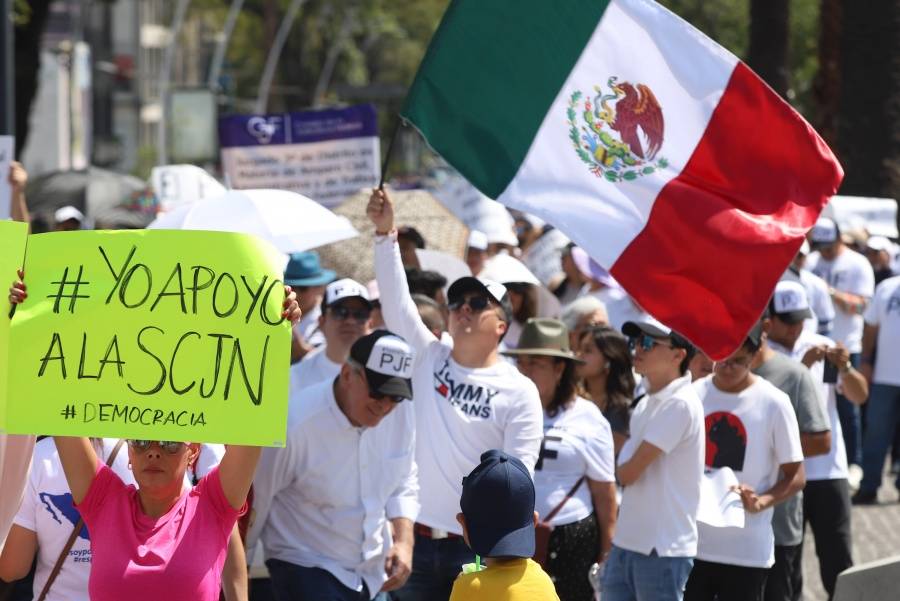 Trabajadores del Poder Judicial en Puebla protestan por la extinción de Fideicomisos