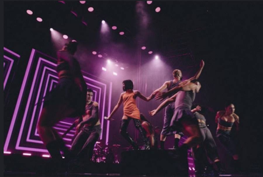Two Door Cinema Club entra en modo “Psycho Killer” con un single que critica el exceso de informaci&oacute;n 