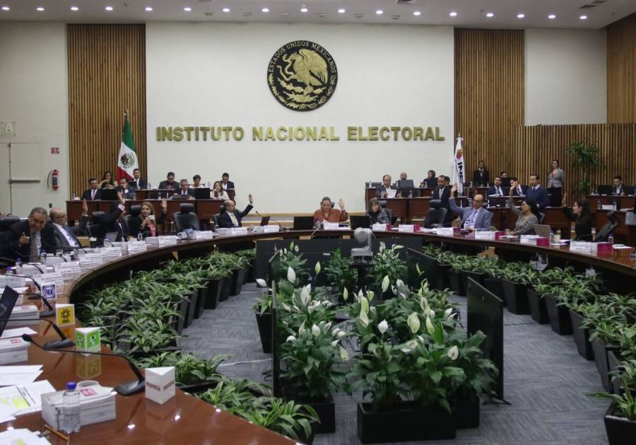 Suspenden a funcionario del INE por alterar frases de AMLO