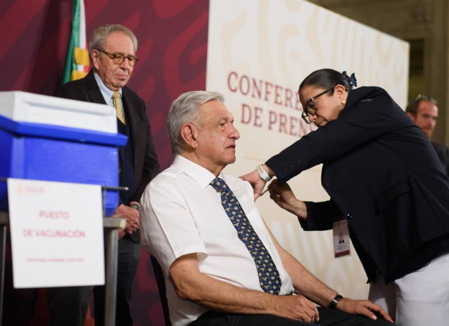 Vacunan a AMLO en ma&ntilde;anera contra covid e influenza