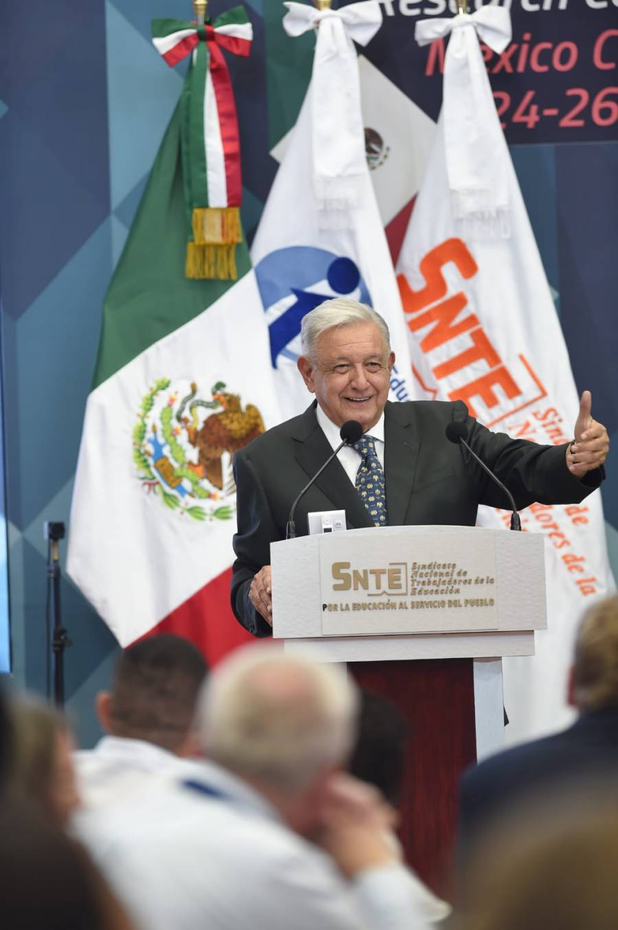 López Obrador reitera compromiso con maestros