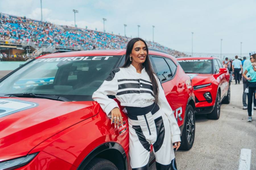 Manu Manzo interpretó el Himno de EE.UU en la NASCAR 4EVER 400