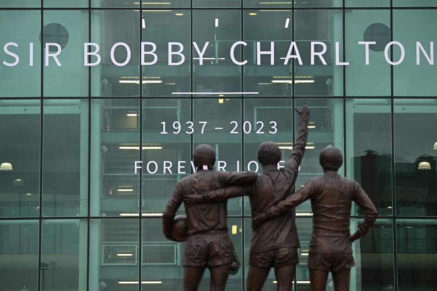 Manchester United rinde homenaje a Bobby Charlton