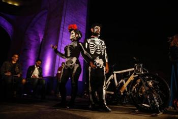 Prepara tu disfraz y concursa en el paseo nocturno en bici del Día de Muertos