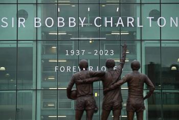Manchester United rinde homenaje a Bobby Charlton
