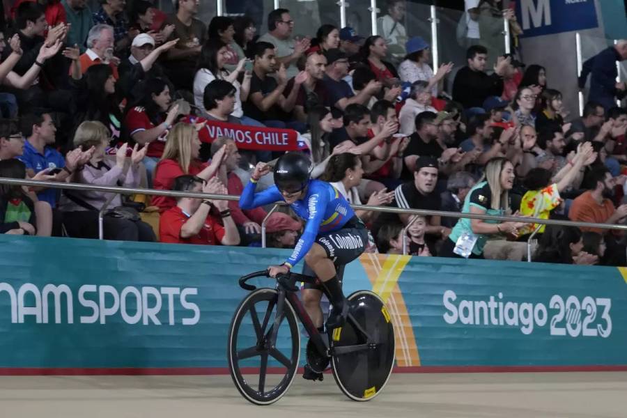 Martha Bayona da primer oro a Colombia en ciclismo en pista en Santiago-2023