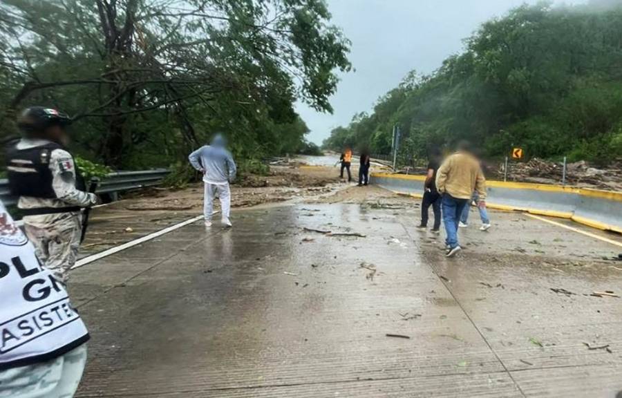 AMLO va rumbo a un Acapulco incomunicado por el hurac&aacute;n Otis