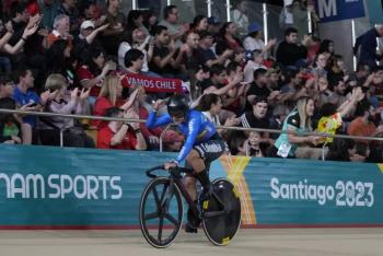 Martha Bayona da primer oro a Colombia en ciclismo en pista en Santiago-2023