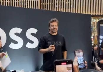 Fernando Alonso recibe el cari&ntilde;o de sus fans en la CDMX
