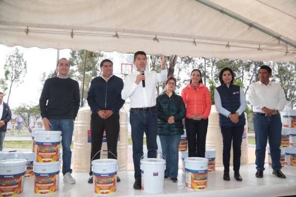 Entrega Ayuntamiento 370 cubetas de pintura vinílica a comunidades vecinales