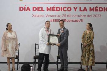 Cuitl&aacute;huac Garc&iacute;a entrega medalla al m&eacute;rito al m&eacute;dico Roberto Peralta Ju&aacute;rez