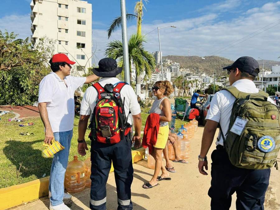 Encuentran con vida a estudiantes de Colima tras paso del huracán Otis