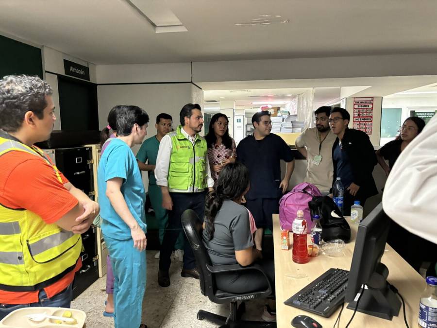 Zoé Robledo visita hospital del IMSS en Acapulco; evalúa afectaciones
