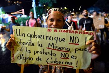 Protestas llegan por mar a pol&eacute;mica mina a cielo abierto en Panam&aacute;