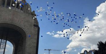 Lanzan globos en el Monumento a la Revolución para pedir liberación de secuestrados por Hamás